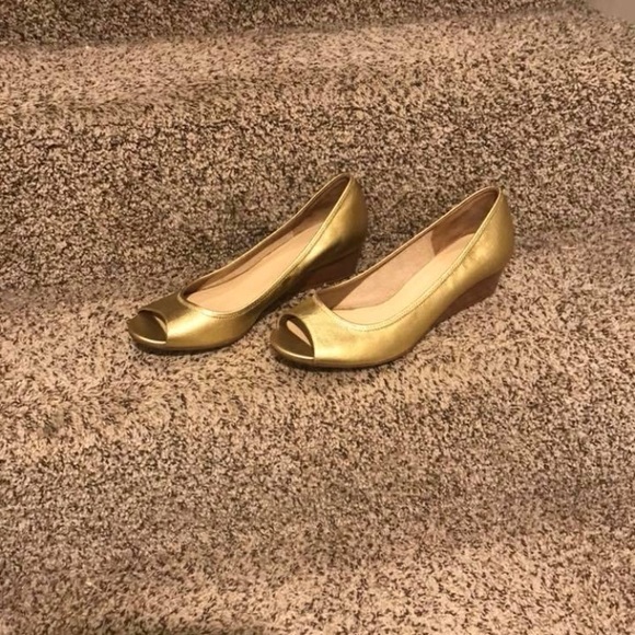 Cole Haan Gold Open Toe Shoes
Nike Air Technology - Picture 2 of 4